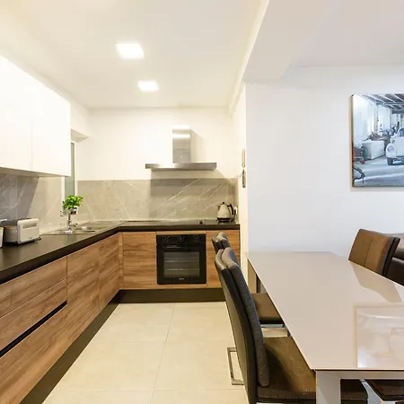 Spacious 3br Designer Just Off The Promenade By 360 Estates *