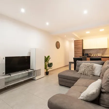 Spacious 3br Designer Just Off The Promenade By 360 Estates