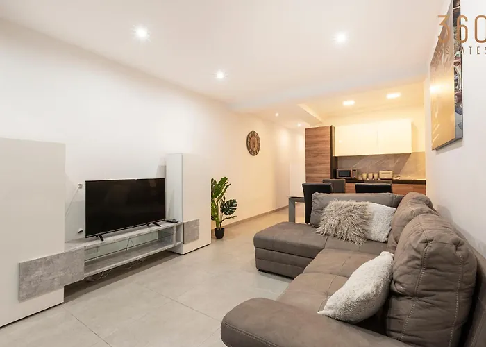 Spacious 3br Designer Just Off The Promenade By 360 Estates