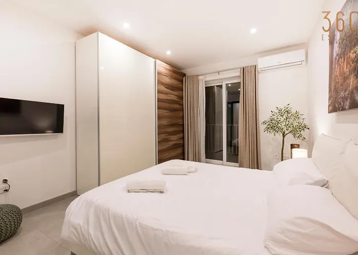 Spacious 3br Designer Just Off The Promenade By 360 Estates